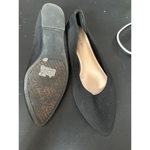 Gianni Bini Black Pointed Flats in 10 - Picture 2 of 2